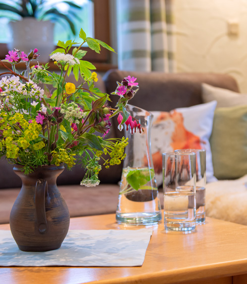 FeWo 1 Couchtisch Blumen